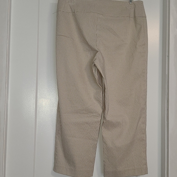 3/$20  S.C.& CO CAPRIS.  White & Green Size 10 - Picture 3 of 3